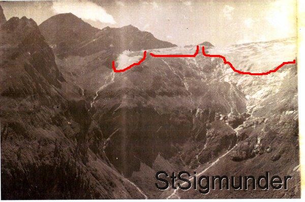 1927 reicht er noch bis zur Hälfte der Mauer hinunter.