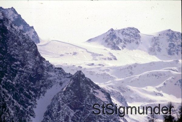 gewaltiger Anriss im späten Frühjahr 1991, die Felsköpfe in der Mitte schauen das erste mal heraus