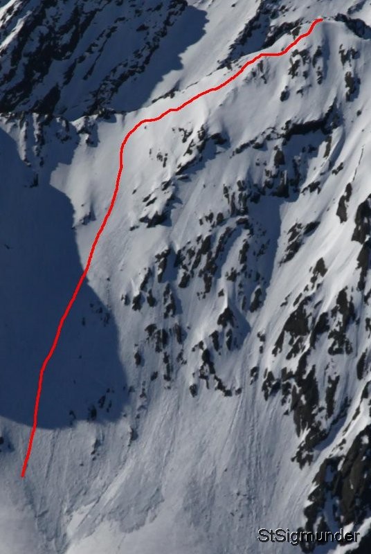 Das Foto stammt vom 28.4.2013 von einem benachbarten Gipfel und am selben Tag habe ich die rot eingezeichnete Abfahrt gemacht.