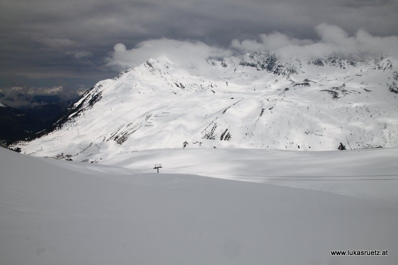 ab der Scharte war neblig. Leider keine Aussicht vom Gipfel, wies weiter nördlich schneemäßig ausschaut. Dafür habe ich noch nie so große Schneehaufen dem Grat entlang gesehen. Bei der Abfahrt hats dann zugetan, siehe Foto