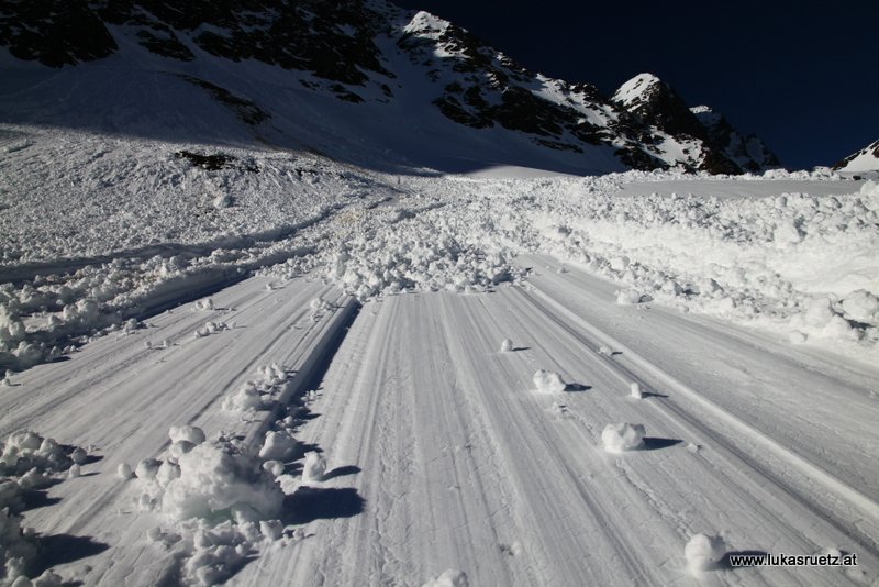 Altschneeoberfläche war anfangs die perfekte Rutschfläche