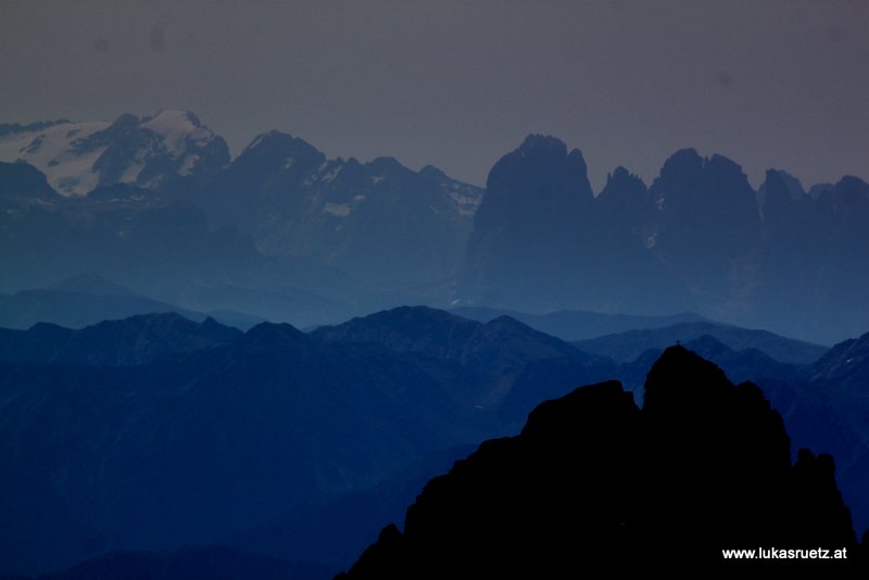 Marmolata (?), Dolomiten + Pflerscher Tribulaun mit Gipfelkreuz