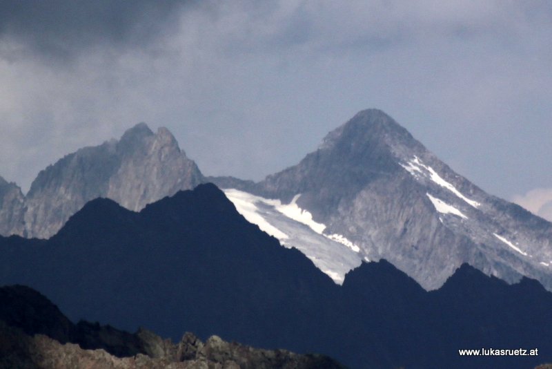 hinten im Licht: Rotgratspitze, Rotgratferner, Lüsener Fernerkogel. Vorne im Schatten links: Villerspitzen