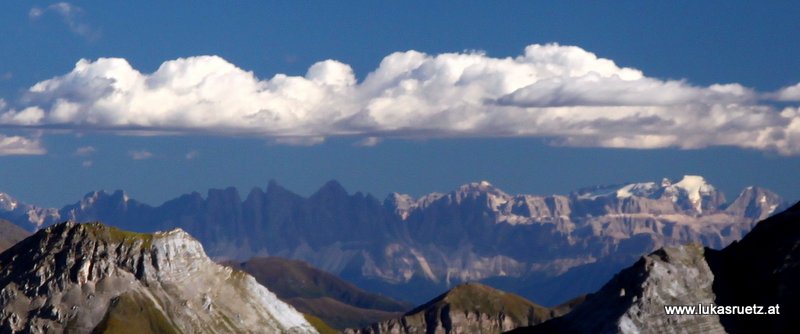 hinten: Dolomiten, Marmolata. Foto mit dem 70mm Objektiv gemacht, nicht mit dem 300mm, so gut war's die Fernsicht!