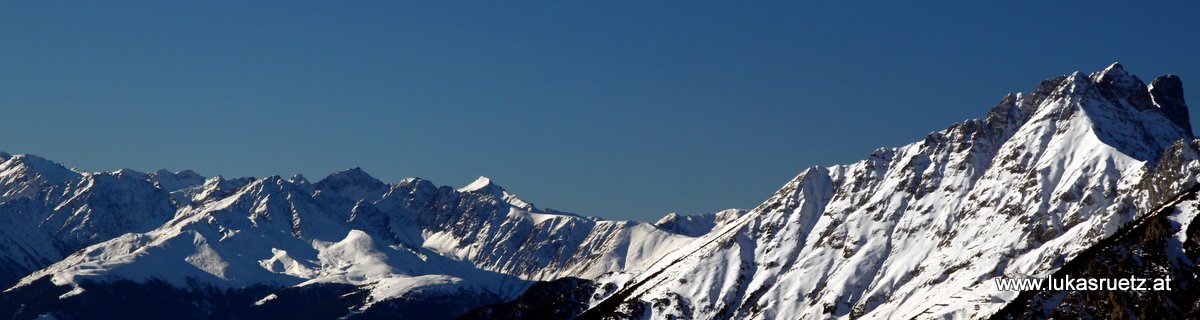ganz links Zwieselbacher, ganz rechts Kleiner Solstein, weiße Flanke am Horizont in der Mitte Seejoch