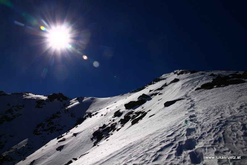 am breiten Grat die Ski hinaufgetragen bis knapp vorm Gipfel