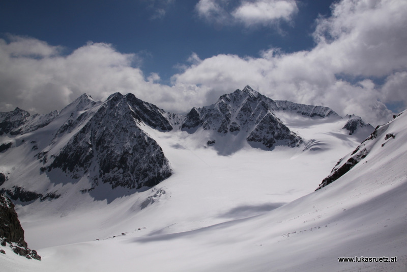 Blick zurück zum Alpeiner Ferner mit Hochmoosscharte und Ruderhofspitze rechts