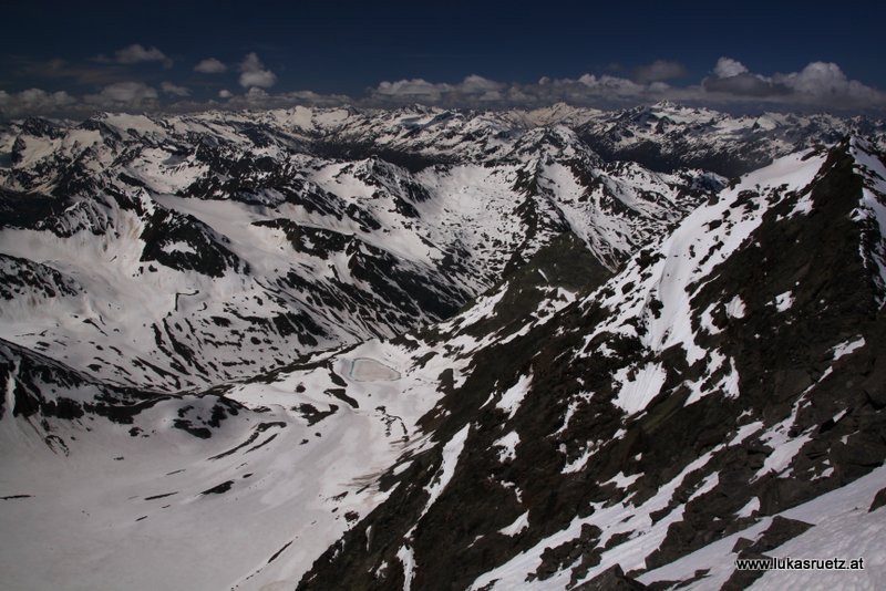Blick vom Gipfel ins hintere Windachtal, hinten sieht man das Gurglertal und Ventertal