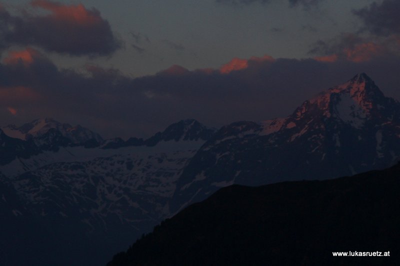 Lüsener Fernerkogel als erster im Licht