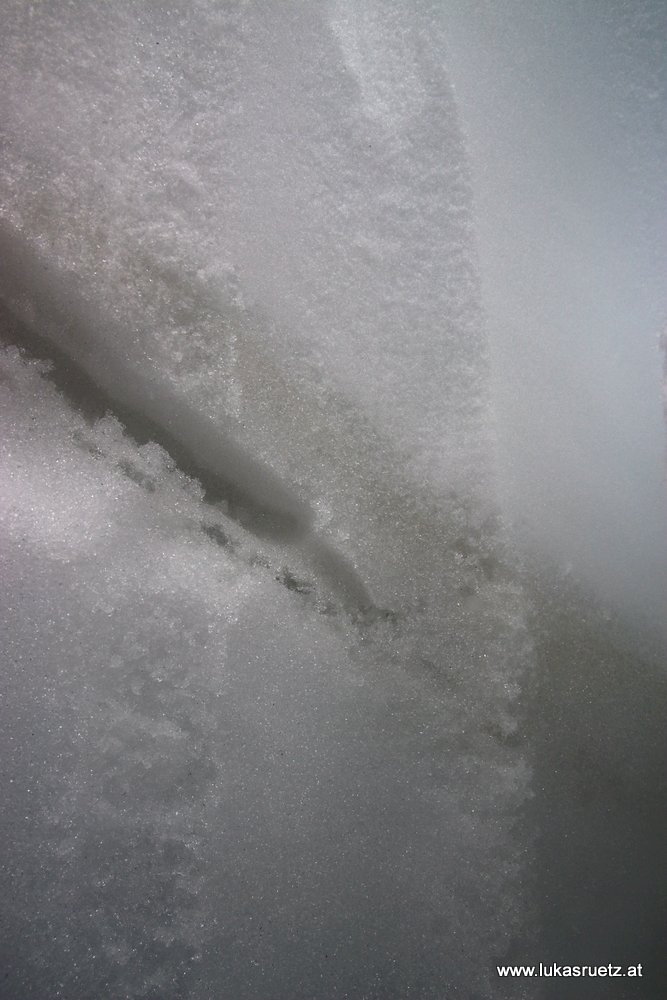 Detail Übergang Neuschnee - dreckige Altschneeoberfläche - Eislamelle