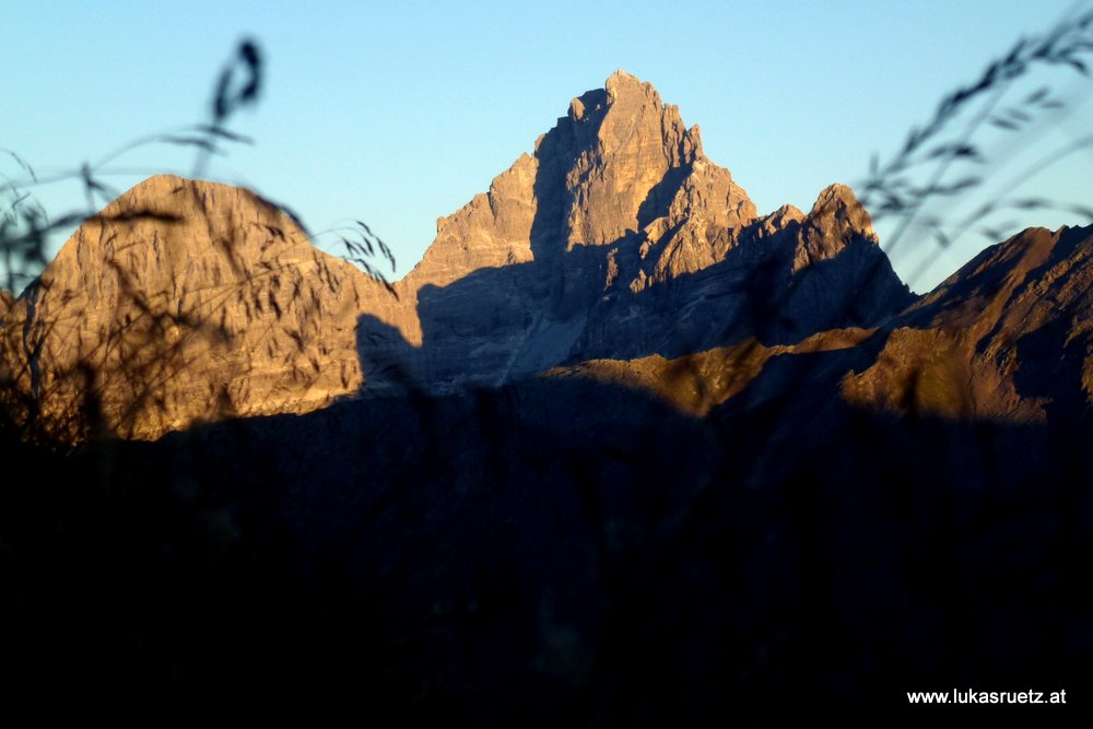 letzte Sonnenstrahlen am Pflerscher Tribulaun beim Stubaier Höhenweg