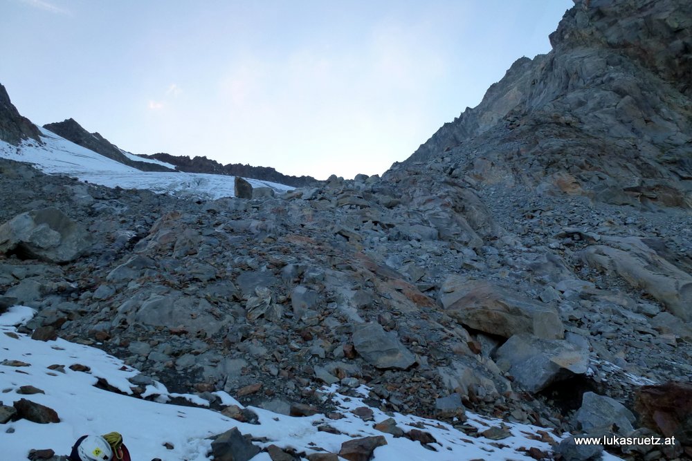 Blick zurück vom Sulztalferner. der helle Fleck unterhalb des Gipfels ist der riesige Felssturz, der den Normalweg" auf ca. der halben Strecke zerstört hat