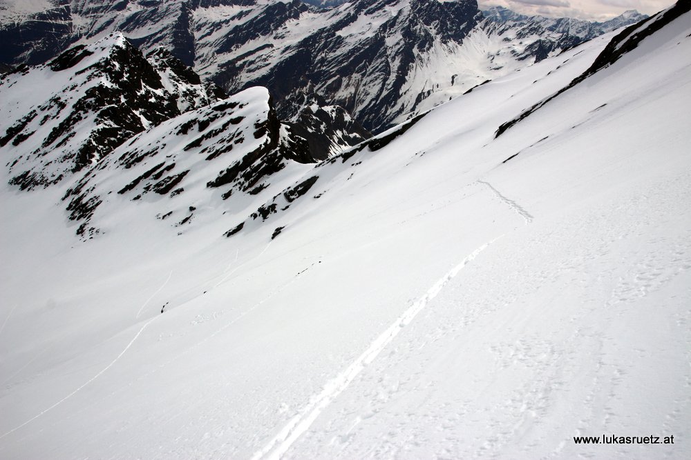 praktisch ganze Flanke mit Ski aufgestiegen bei perfekten Bedingungen