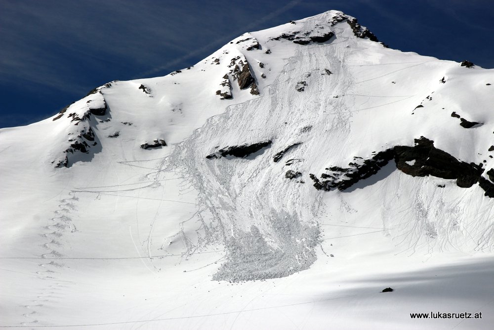 nur am Durchschlupf vorm Gipfel ein paar Meter gestapft, drüber und drunter alles mit Ski aufgestiegen...