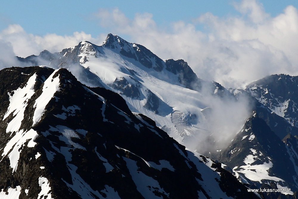 Geige mit Schneebrett am Gletschereis