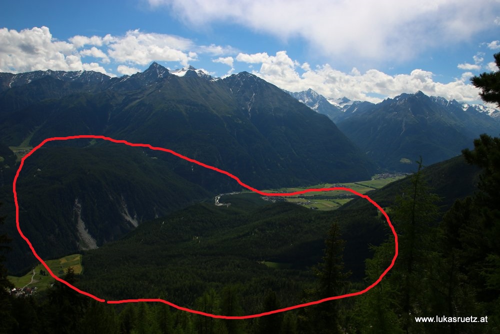 Blick vom Anstieg auf die Ablagerungen des Bergsturzes im Talboden des Ötztales. rechs Längenfeld und Sulztal, links Niederthai