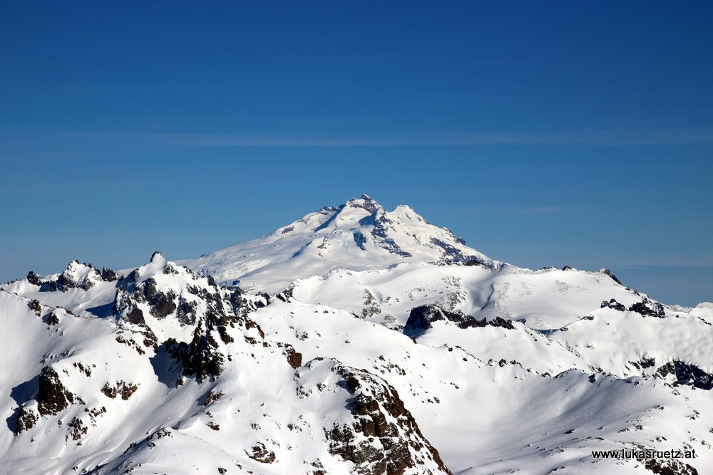Ausblick zum erloschenen Vulkan Tronador, der beherrschende Berg mit seinen 3300m zwischen den kaum über 2400m hohen Bergen in der Umgebung