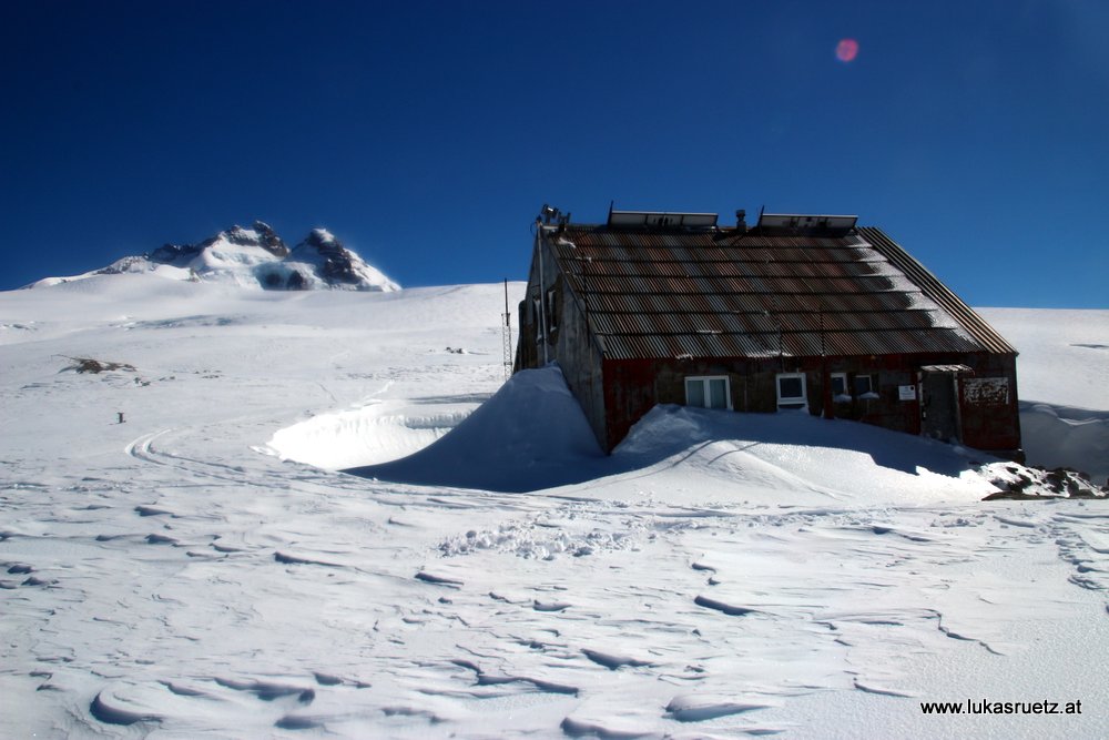 Refugio Otto Meiling, man beachte das Kolk um die Hütte