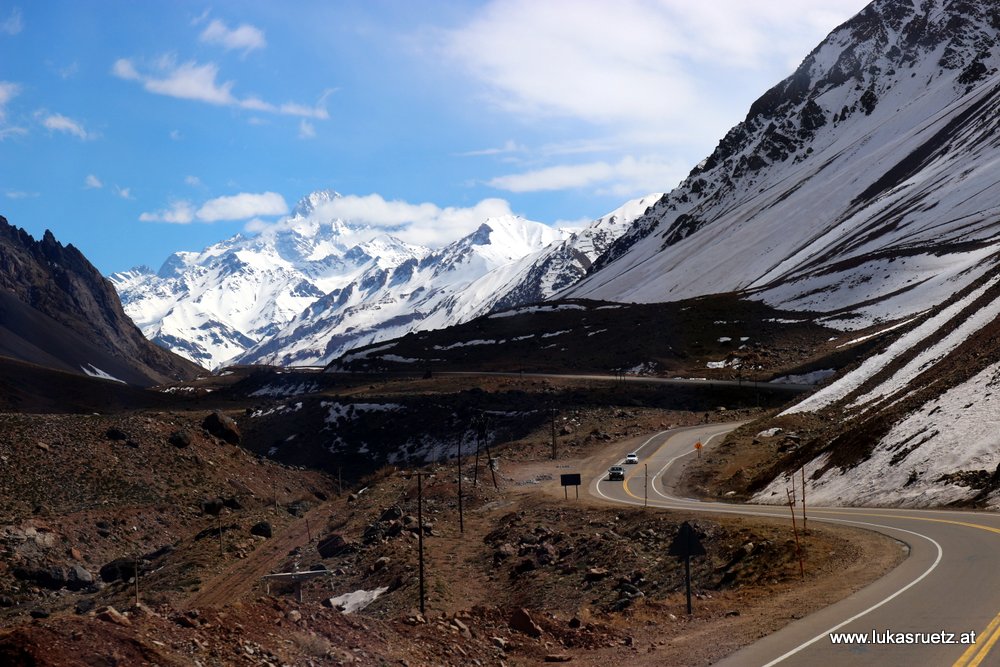 auf der Passstraße zwischen Mendoza und Santiago de Chile auf ca. 2500m, im Bild der 5300m hohe Tolosa, ein Gipfel am Eingang zum Tal des Aconcagua