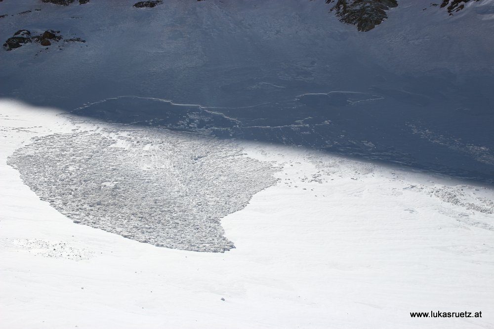 frische Schneebretter am Fuße der Matienzo Südwand