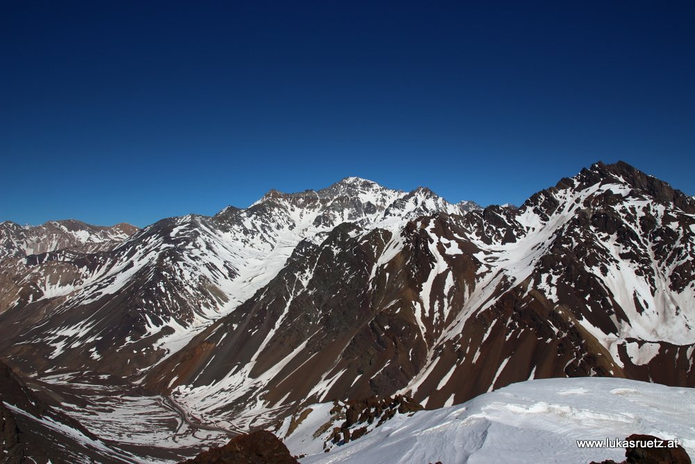 Blick vom zweiten Gipfel zu den Tres Gemelos, unser später bestiegener 5000er