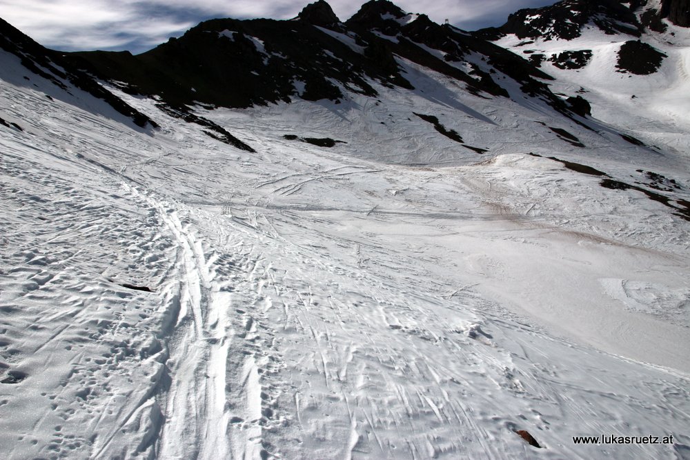 hier sieht man komplett unerwartet massenweise Skispuren, von der chilenischen Seite kommend