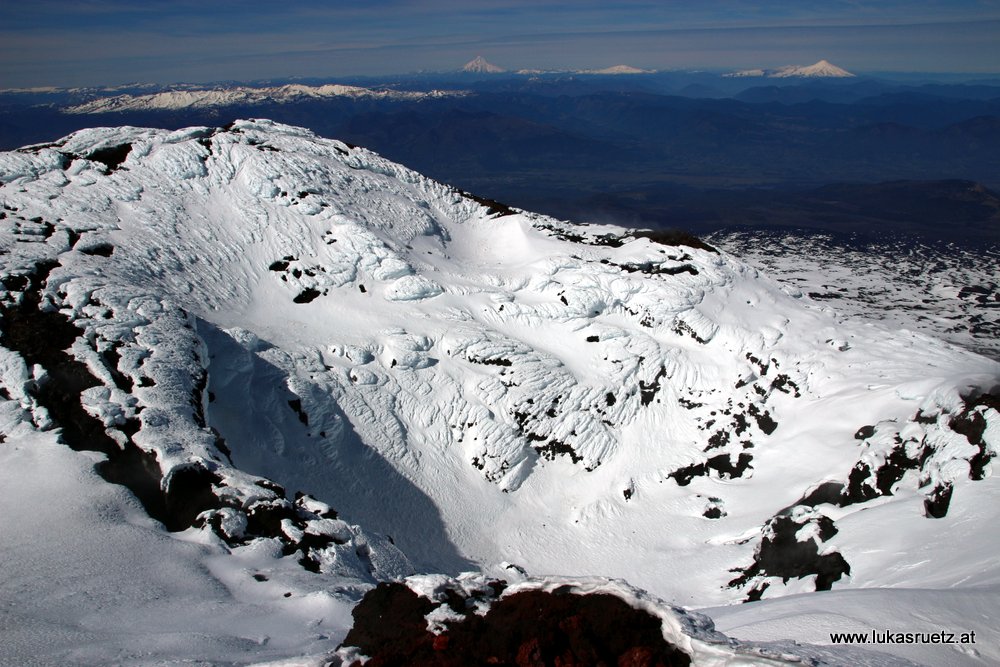 am Gipfel des Llaima, Blick in den Krater, Lanin und Villarrica im Hintergrund