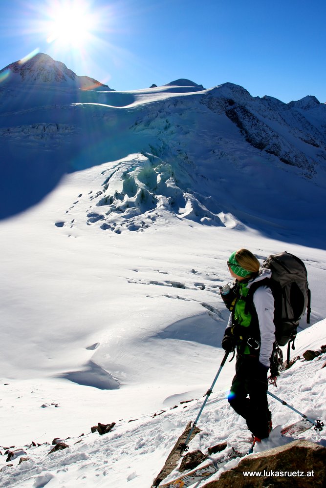 im Gelände lohnend nur Skitouren auf den höchsten Gletschen mit Skigebietsunterstützung und Anseilen. Taschachferner Ende November
