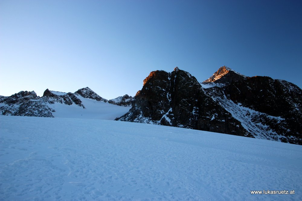 rechts Gipfel im letzten Sonnenlicht