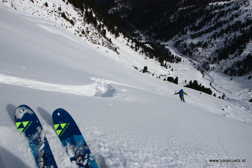 lieber einen 96mm Ski und eine geile Abfahrt als ein Rennlattl und im gesamten 40 Minuten schneller