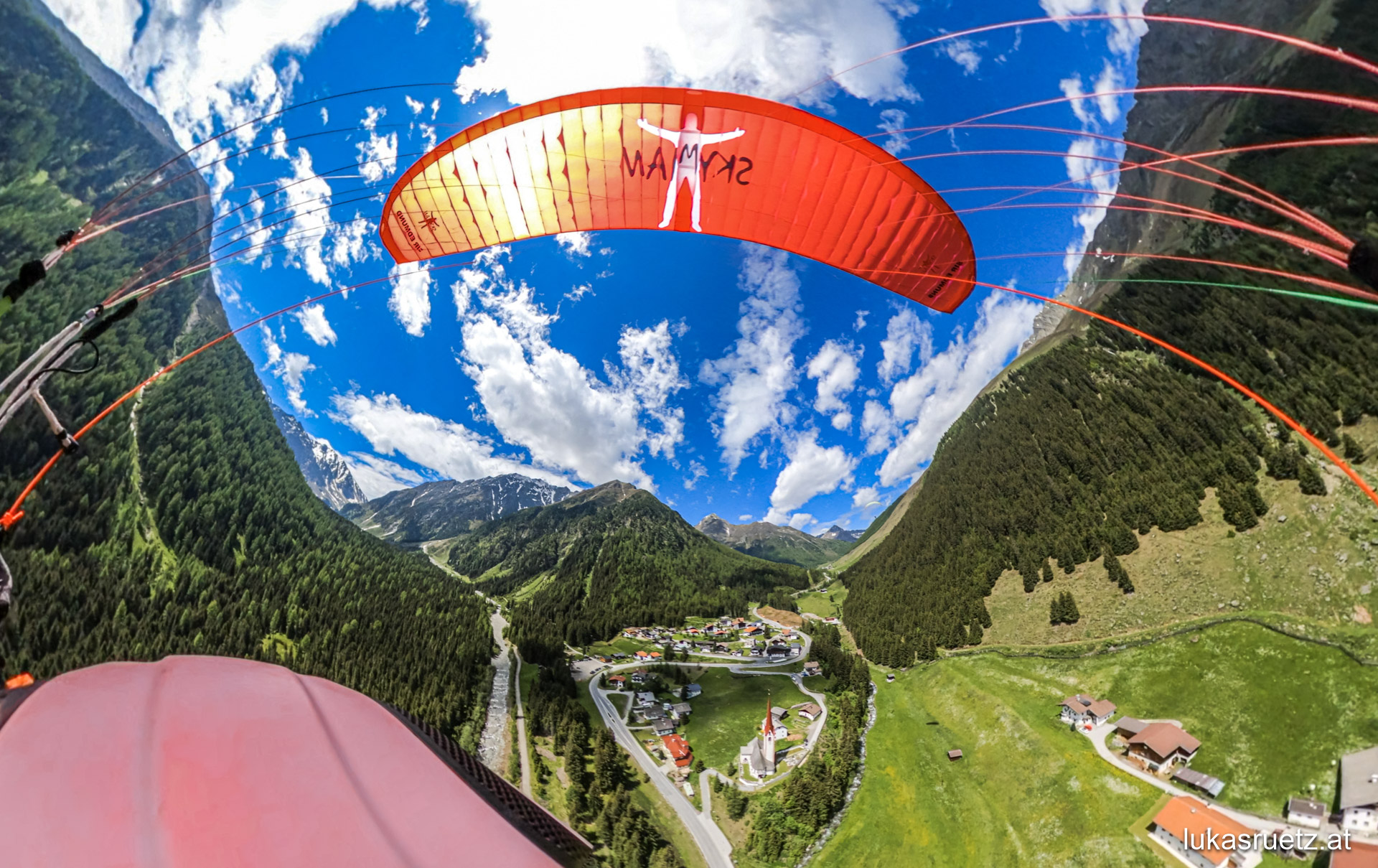 Gleitschirmfliegen in den Stubaier Alpen Was man halt so macht wenn der Neuschnee im Sommer nicht für Skitouren geeignet ist