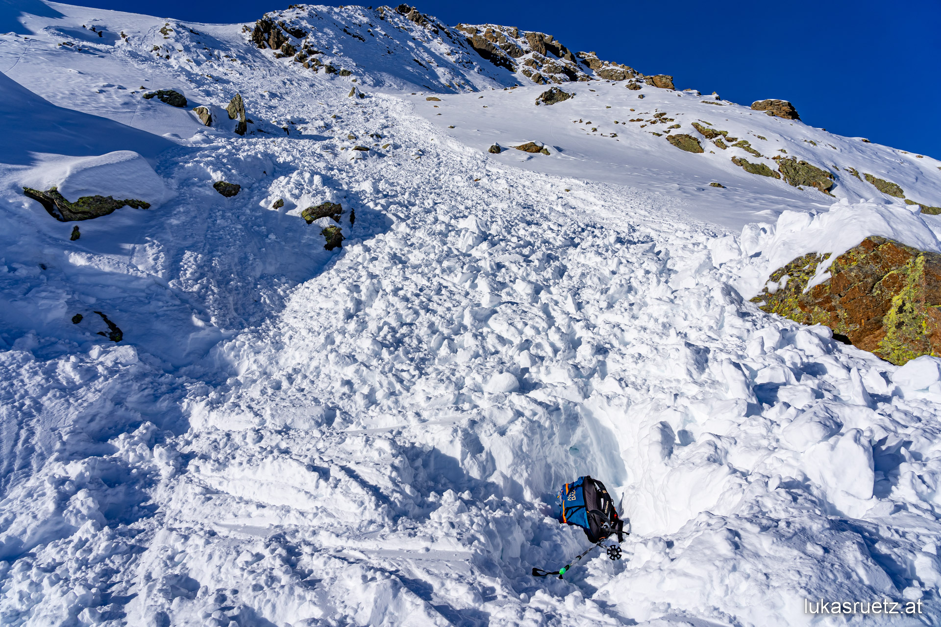 Lawinenauslösung vom 17.12. Lampsenspitze. Blick von der Verschüttungsstelle zum Auslösebereich. Wenige Meter links davon ist die Aufstiegsroute zur Lampsen. 